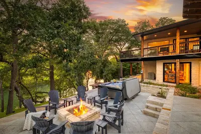 Image de Stunning Riverfront View with Outdoor Fireplace!