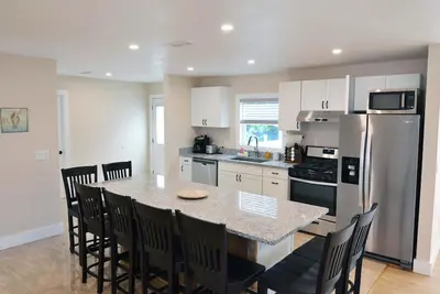 Image de New! ! ! The Happy Hours Home - Freshly Remodeled\/ 2 min from the beach