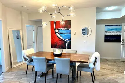 Image de Stunning Lakefront Condo - 5 min walk to downtown Kelowna