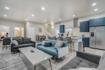 Image de Baby Blue! Hot Tub! Elegant Kitchen & Bathrooms!