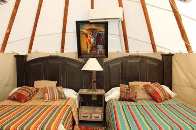 Image de Gorgeous space for 4 with glamorous Oklahoma Charm!