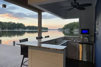 Image de Perfect! Waterfront Cottage-2 story boathouse w/ Bar - off main lake!