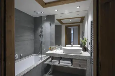 Image de Wifi, remise en forme, piscine, sauna, hammam, balcon, parking, télévision, casier à ski, 80m²