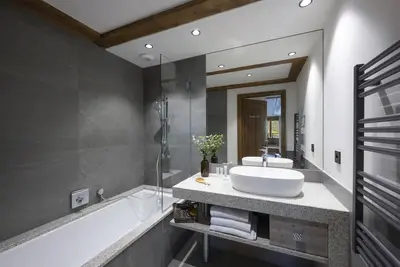 Image de Wifi, remise en forme, piscine, sauna, hammam, balcon, parking, télévision, casier à ski, 100m²