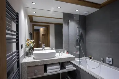 Image de Wifi, remise en forme, piscine, sauna, hammam, balcon, parking, télévision, casier à ski, 57m²