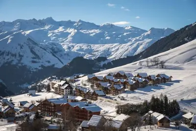 Image de À 300m des pistes de ski, 1er étage, vue montagne, balcon, parking, télévision, casier à ski, 45m²