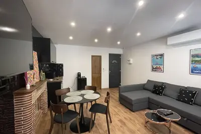 Image de 2 pièces situé en plein centre-ville, plage à 5min, véritable tout à pied moderne