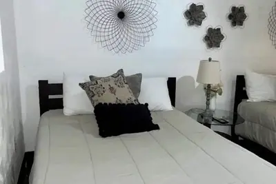 Image de Adorable 2 Bed-Room guest house with Free Parking