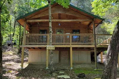 Image de Cabin #10-Cozy log cabin nestled in the woods brief walk to Table Rock Lake