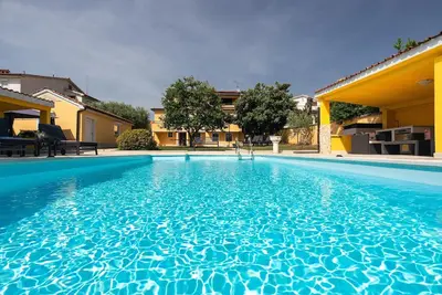 Image de Maison de vacances Poreč pour 1 - 14 personnes avec 5 chambres à coucher - Logement de vacances dans