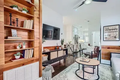 Image de Upscale Designer 2 Br Historic Gem~ Walk to Eateries, River Walk & Downtown!