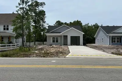 Image de Brand New! | 10 Min to Beaches & Bases | Firepit