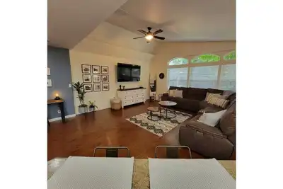 Image de Hometown 3-bedroom spacious living No cleaning fee