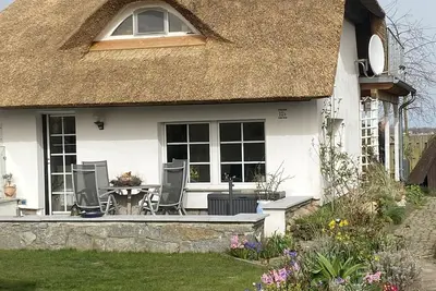 Image de Thatched-roof holiday home with water view, garden and fireplace