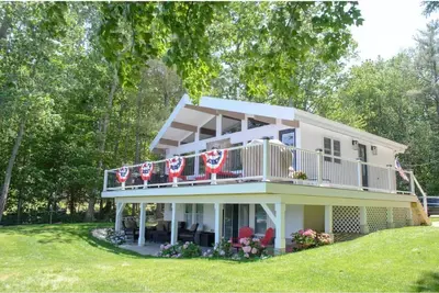 Image de Renovated Waterfront Lake House\/Swim\/Fishing\/Leaf Peep\/Ski\/Ice Skate\/Firepit