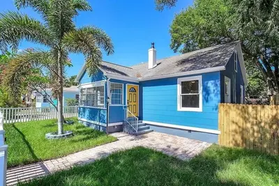 Image de The Blue Bungalow by Crescent Lake Walk 2 Downtown K&Q Hot Tub Private Courtyard