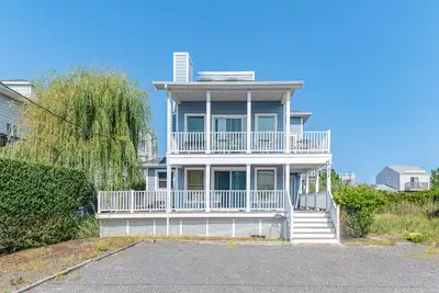 Image de Oceanview home with a washer/dryer, spacious deck, central Ac, fireplace