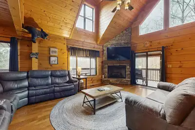Image de Cabin w/hot tub, 2 decks, gazebo, game room, & fire pit +free attraction tickets