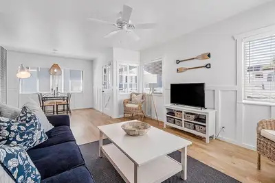 Image de Updated 2nd-floor retreat with deck, Ac, 2 car parking- steps from beach