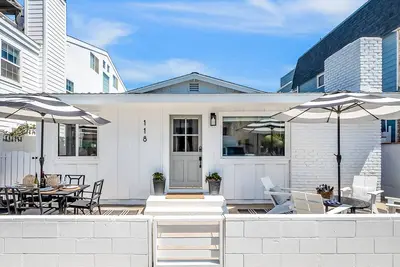 Image de Newly updated beach cottage steps to beach with patio, Ac & 3-car parking
