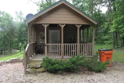 Image de Tlc-Tiny Cabin with loft located in park like setting.