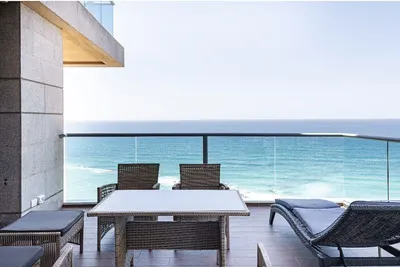 Sea view apartment ~ 1 min from the beach!