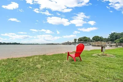 Image de Cozy Lake Home - Jacuzzi/King Bed/Marina Access