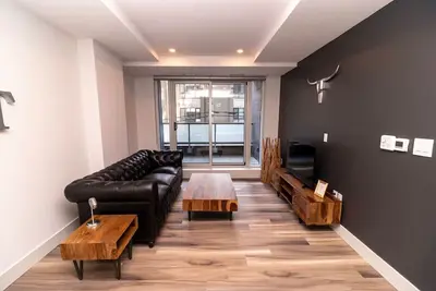 Urban 1br Apt with City Views, Walk to Waterfront