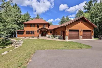 Image de History-filled lakefront home with dock, fire pit, fireplace, & kayaks - dogs Ok