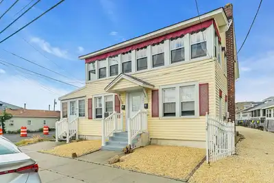 Image de Oce222u | 2nd Flr 2br 1 ba unit next to the beach/boardwalk! Parking, wifi, badges, Pets!