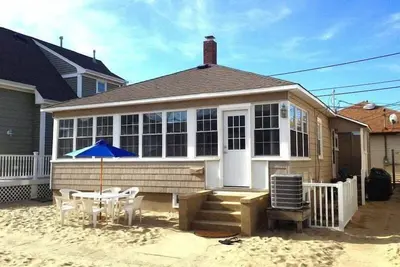 Image de Hay7 | Featured on Hgtv! 3br 1ba Beachside Cottage set in the Sand! 1 car parking