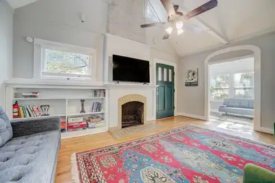 Image de Monte Vista charmer with screened patio & fast WiFi - dog-friendly, walkability