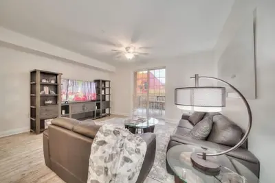 Image de Downtown 2/2 with balcony overlooking Main Street!