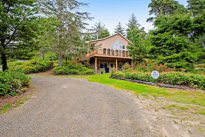 Image de Spacious dog-friendly home near the ocean with WiFi, fireplace & private hot tub