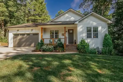 Image de Crooked Maple Cottage | Quaint, Pet-Friendly Home Near Asheville!