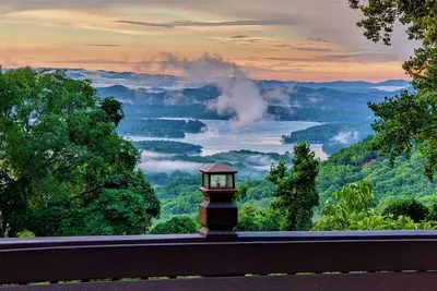 Image de Stunning Blue Ridge Lake and mountain view cabin