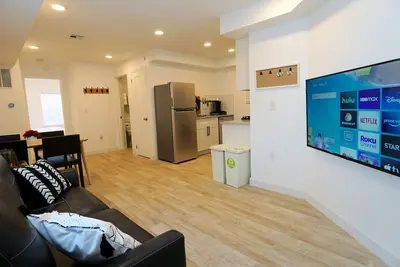 Image de Modern Cozy Beach Getaway w/ Deck + Parking -- 604 #1