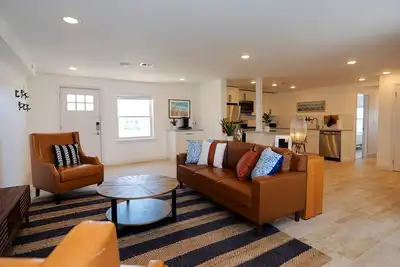 Image de Modern Spacious Beach Getaway + Private Deck -- 604 #5