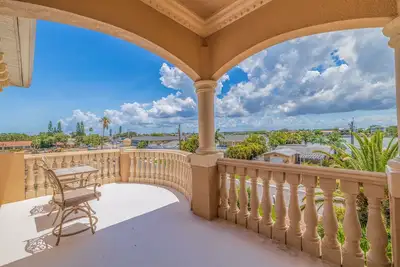 Image de Tropical Elegance* 3 Bedroom home in Irb* gorgeous water views*Sleeps 8
