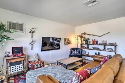 Image de Indie-Eclectic Desert Home w/ Hot Tub + Patio