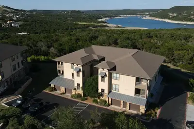 Image de Escape To The Hollows on Lake Travis/ golf card provided