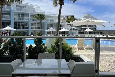 Image de Free Night Stay this Winter *beach, shops, cafes