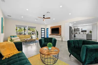 Image de Upscale. Heated Pool. Minutes to the Beach!