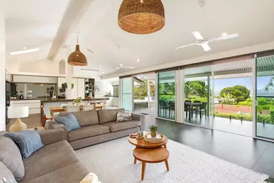 Image de Prime Location, Views & Sunsets, Walk to Beach