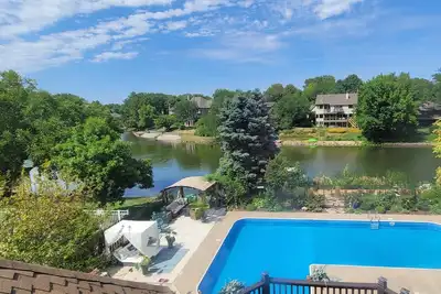 Image de Lakefront walk-out basement with private Pool, Hot Tub, Sauna and Pool Table 🏖
