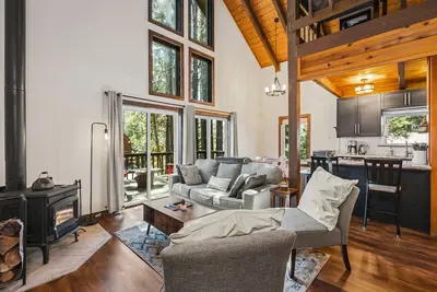 Image de Cabin w/Ev Charger | Hoa Beach and Pool Access | 10 minutes from Donner Lake