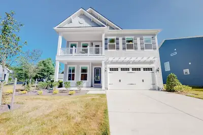Image de Spacious coastal home with pool & gym, fast WiFi, central Ac & great location