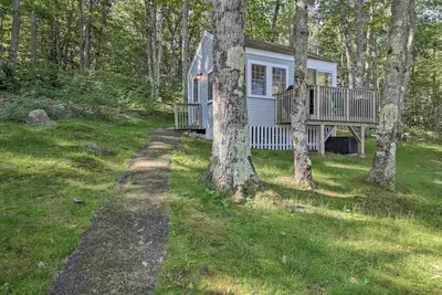Image de Lush Edgecomb Studio Cottage w\/ Fire Table!