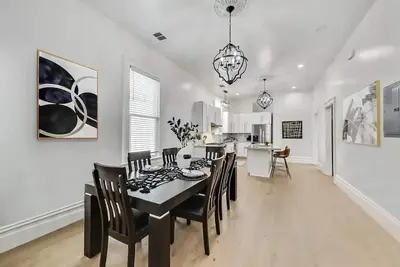Image de West Oakland Charmer: 5br/4bath House (2 br/2ba upper level, 2br/1ba lower unit with rear Cottage) * Ac & W/D total 5br/4ba
