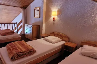 Image de Studio fonctionnel avec mezzanine au pied des pistes